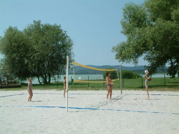 A Császtai strand számos modern szolgáltatással és létesítménnyel várja az ide látogatókat: