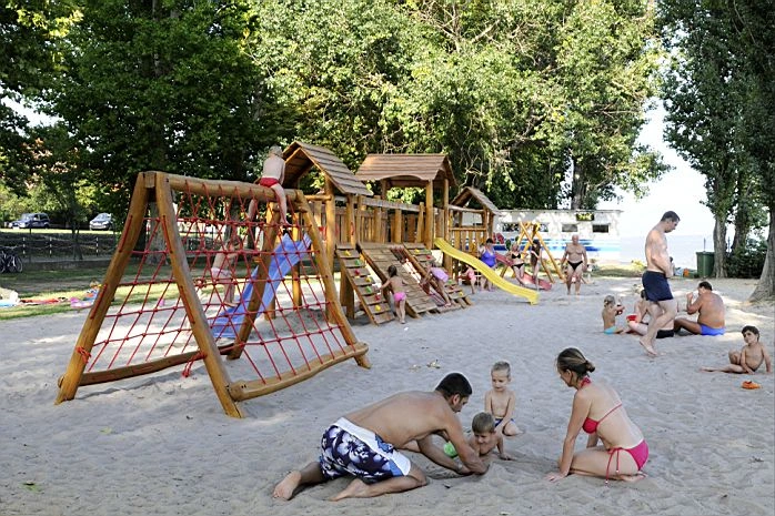 A fürdési szezonban tilos horgászni a strand területén.