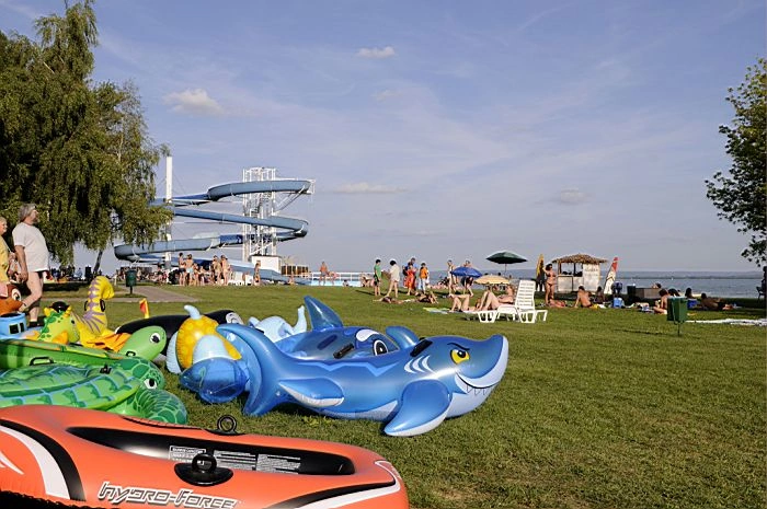 A Császtai strand 2025-ben június 1. és augusztus 31. között várja látogatóit minden nap 08:00-18:00 óráig.
