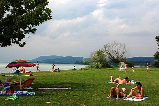A Császtai strand Révfülöp nyugati részén található, közvetlenül a 71-es főközlekedési út, az észak-balatoni vasútvonal és a Balatoni kerékpárút mellett.