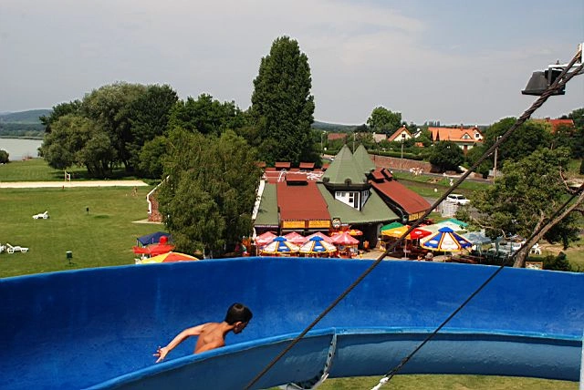 A Révfülöp Császtai strand tökéletes választás mindazok számára, akik aktív kikapcsolódást keresnek vagy egyszerűen csak élvezni szeretnék a Balaton nyugati partjának varázsát.
