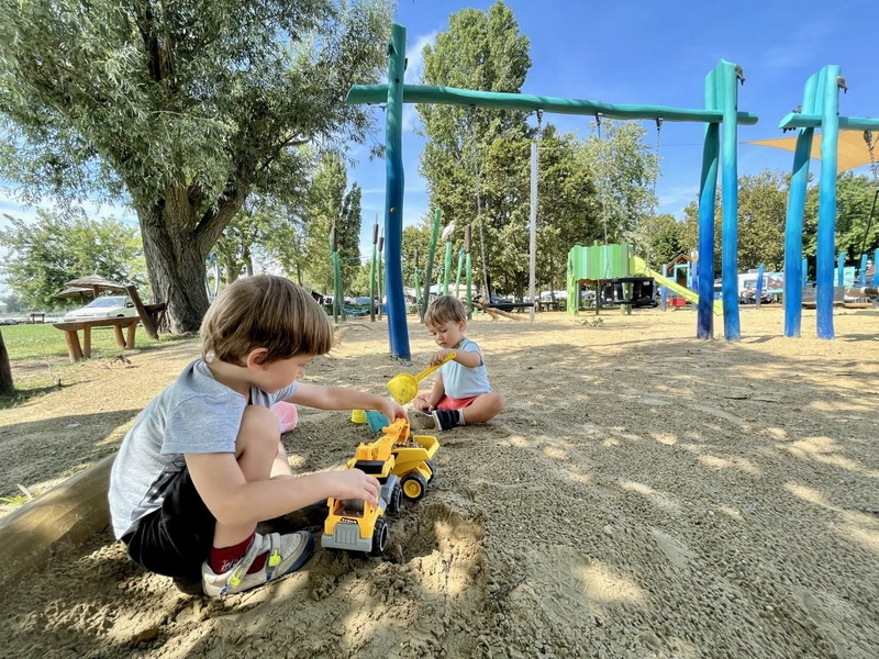A Révfülöp Napfény Strand ideális választás mindazoknak, akik minőségi családi kikapcsolódást keresnek a Balaton partján.