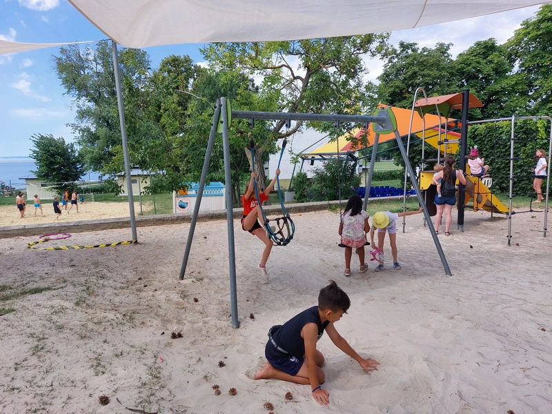  Révfülöp Szigeti strand a Balaton északi partjának egyik legkedveltebb fürdőhelye, amely egyedülálló természeti adottságaival és családbarát szolgáltatásaival várja a látogatókat.