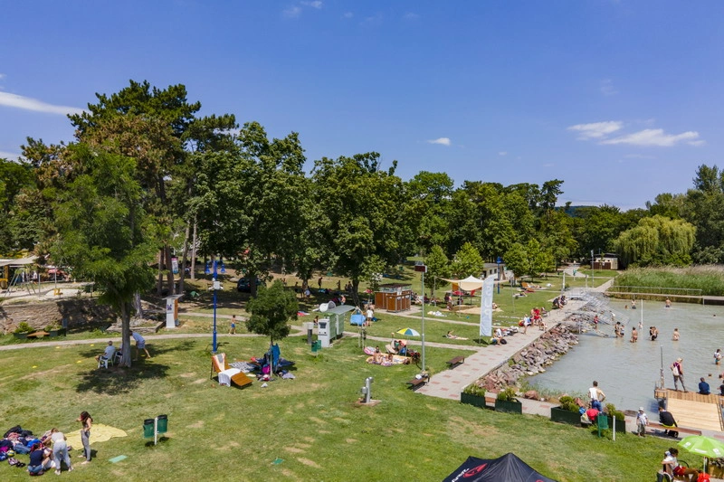  Révfülöp Szigeti strand a Balaton északi partjának egyik legkedveltebb fürdőhelye, amely egyedülálló természeti adottságaival és családbarát szolgáltatásaival várja a látogatókat.